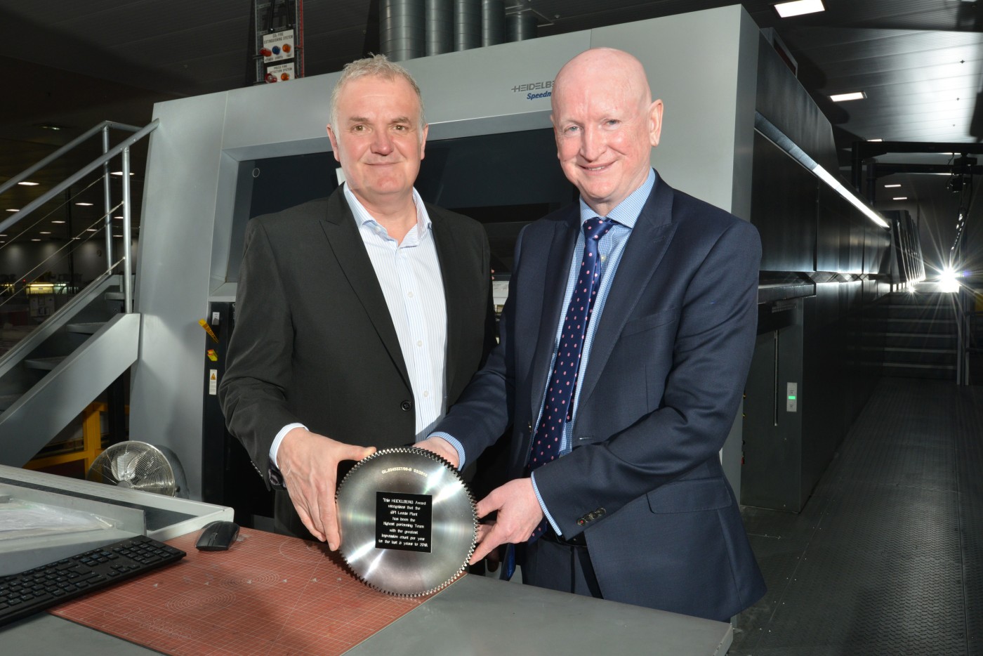 Dean_Naylor_of_GPI_Leeds_receives_the_productivity_award_from_Heidelberg_UKs_Gerard_Heanue