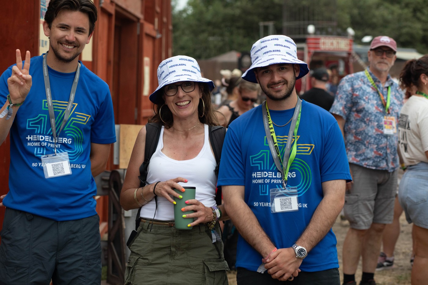 The_HUK_team_with_a_festivalgoer-min