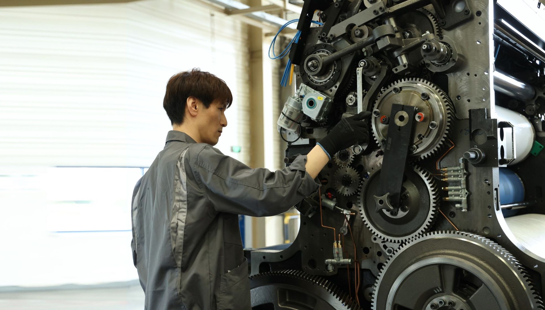 HEIDELBERG worker assembling printing unit in Qingpu