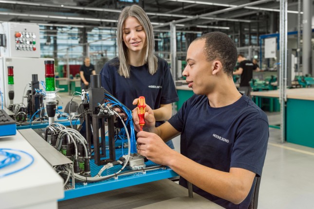 Training at HEIDELBERG supports orientation as a total solution provider for hybrid print production