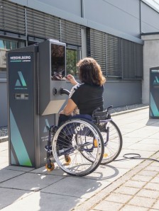 Die eichrechtskonforme AC-Ladesäule Amperfied connect.public verfügt über zwei barriefrei zugängliche Ladepunkte mit bis zu 22 kW.
