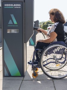 Die Ladesäule Amperfied connect.public trägt als erste Ladesäule das Zeichen „DIN-Geprüft barrierefrei“ des TÜV Rheinland.