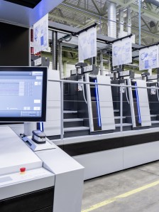 The enhanced operating concept, the option of using production clusters, and the fully automatic printing plate logistics ease the pressure on personnel capacity while also ensuring high levels of productivity.