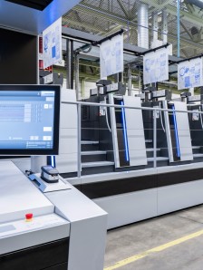 The enhanced operating concept, the option of using production clusters, and the fully automatic printing plate logistics ease the pressure on personnel capacity while also ensuring high levels of productivity.