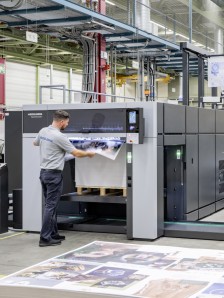 When combined with the Prinect Inpress Control inline color measurement system and the automated delivery logistics, the inline ejection of waste sheets means that a waste-free stack is delivered for postpress operations. 