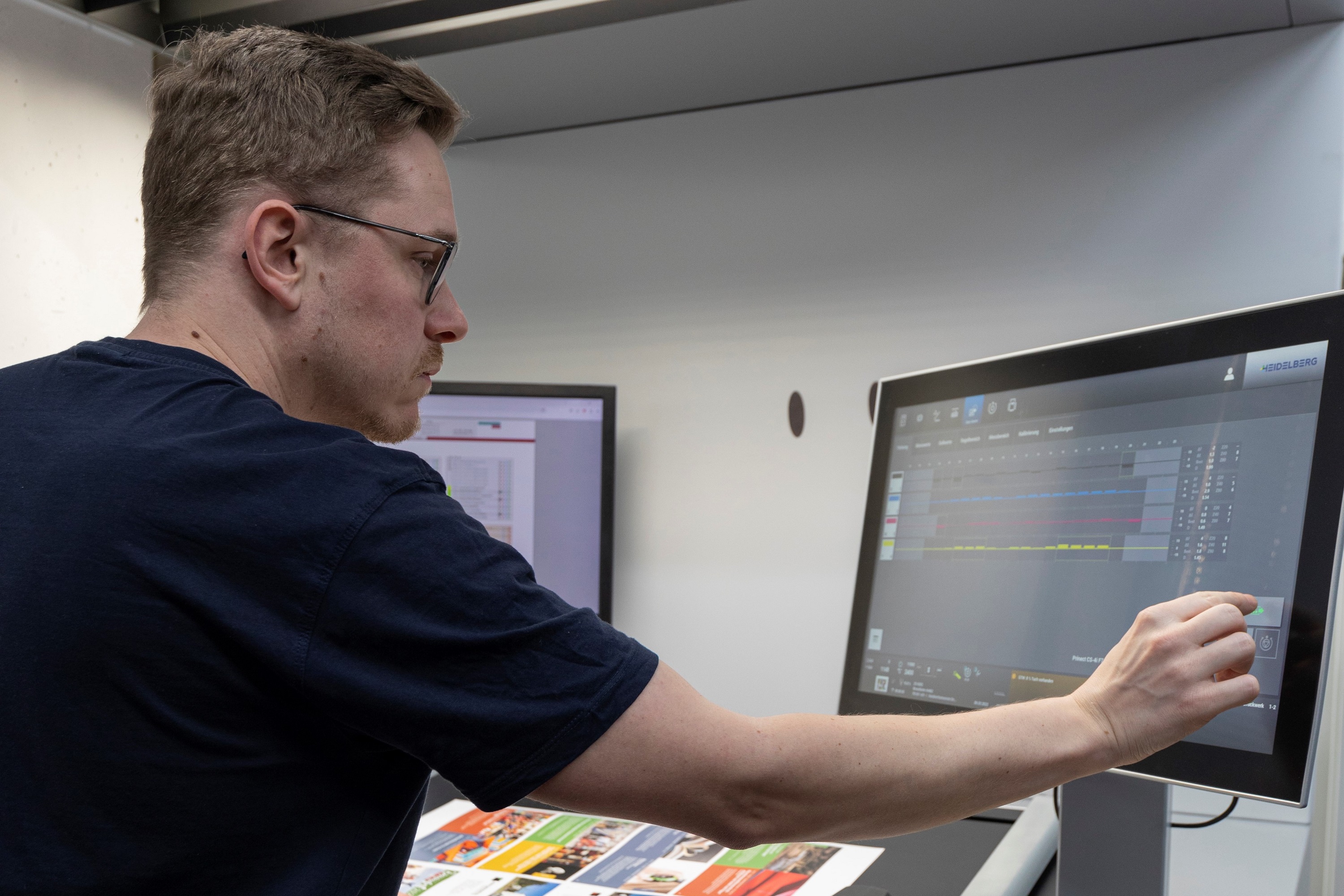Drucker Jürgen Sporrer ist begeistert vom neuen  Farbmesssystem Prinect Easy Control. 