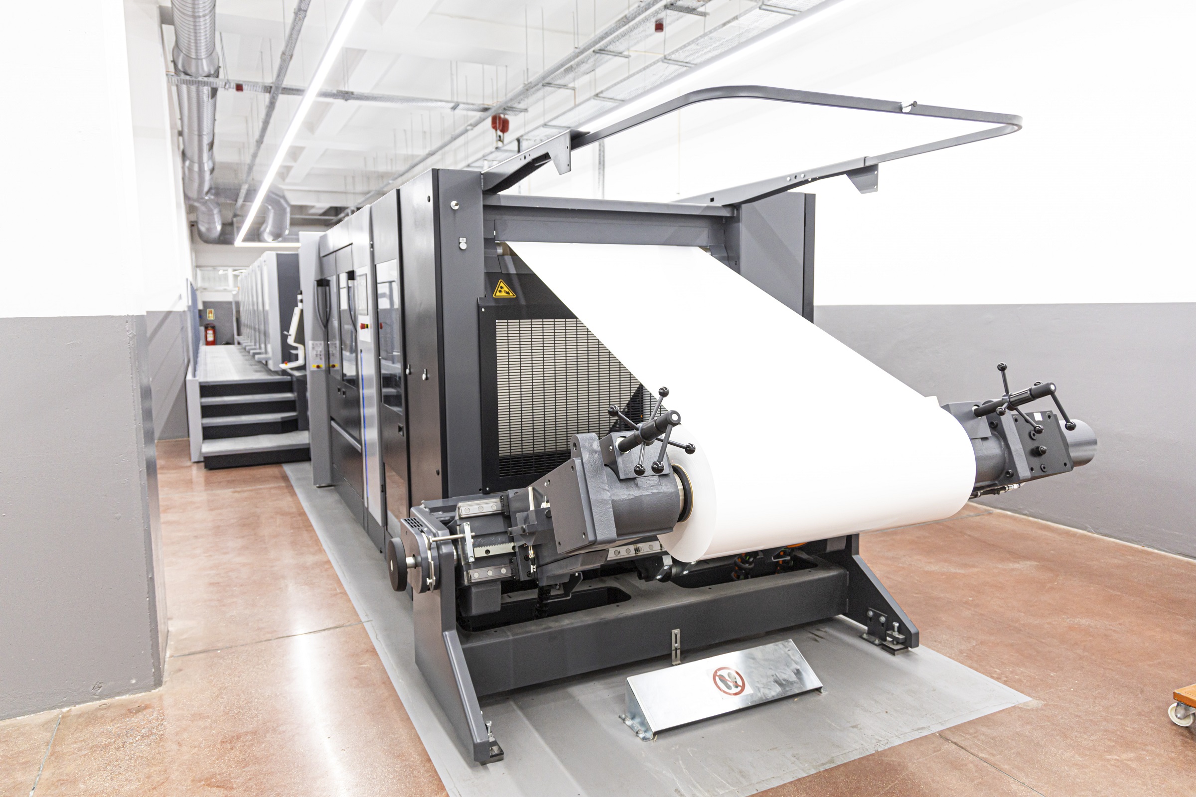 Der Push-to-Stop Rollenquerschneider CutStar Generation 4 im Drucksaal bei Metprint