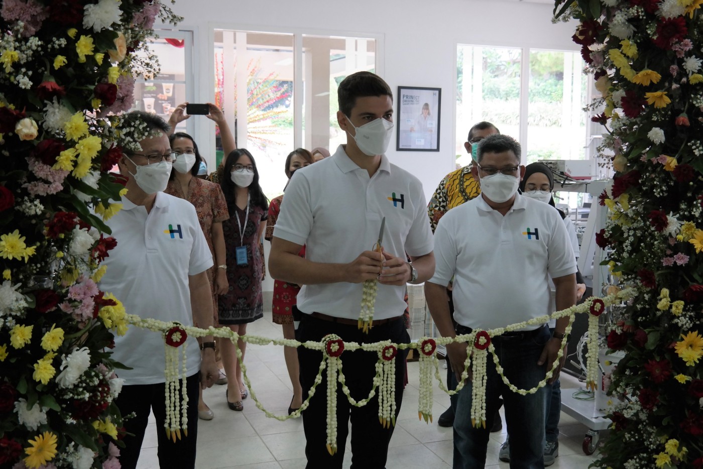4_Cut_Ribbon