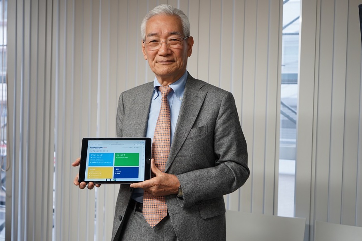 Heidelberg_Assistant_02_Mr_Kanai_with_iPad