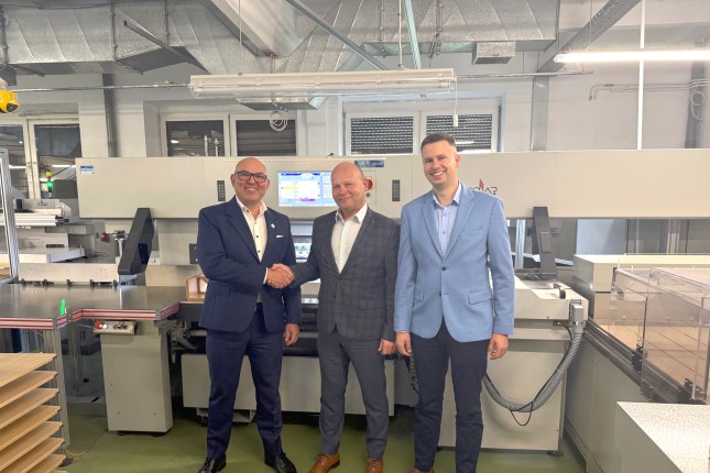 Pierwszy w Polsce zautomatyzowany system krojenia etykiet oparty  o wysokowydajną krajarkę POLAR 137 AT M w drukarni OPEGIEK.